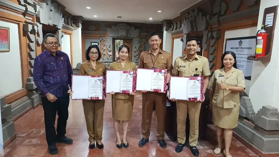 Penyerahan penghargaan Employee of the Month (EOTM)