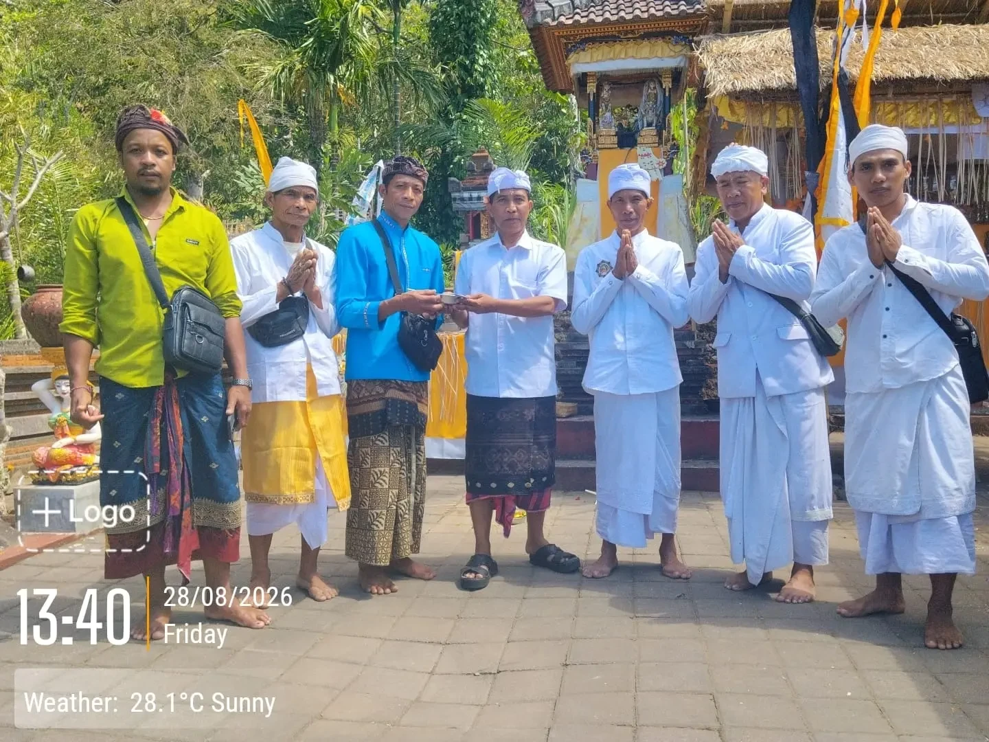 Uleman dan melengkapi adminsitrasi Upacara Piodalan di Pura Mustaka Petak Puncak Sari Gunung Karang