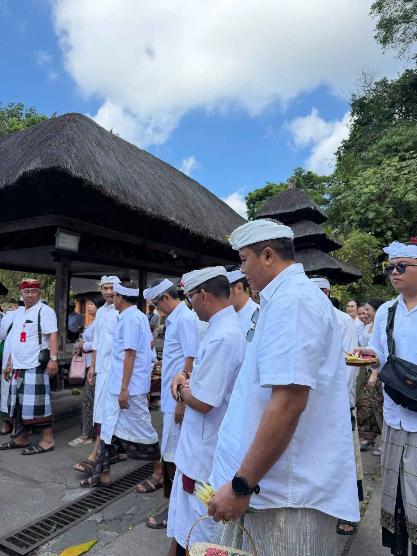 Persembahyangan dalam rangka perayaaan rahina Tumpek Uye di Parahyangan Luhur Batu Kau, Penebel, Tabanan