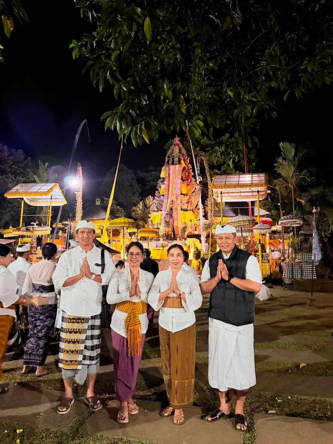 Muspayang Bhakti Penganyar dan Penyineban serangkaian Upacara Pujawalikrama Satunggil Warsa di Pura Mandhara Giri Semeru Agung
