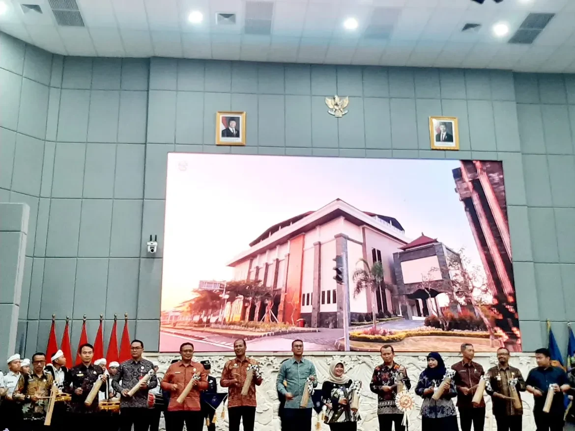 biro-pemerintahan-dan-kesejahteraan-rakyat-memfasilitasi-penandatanganan-naskah-kerja-sama-anta-2.webp