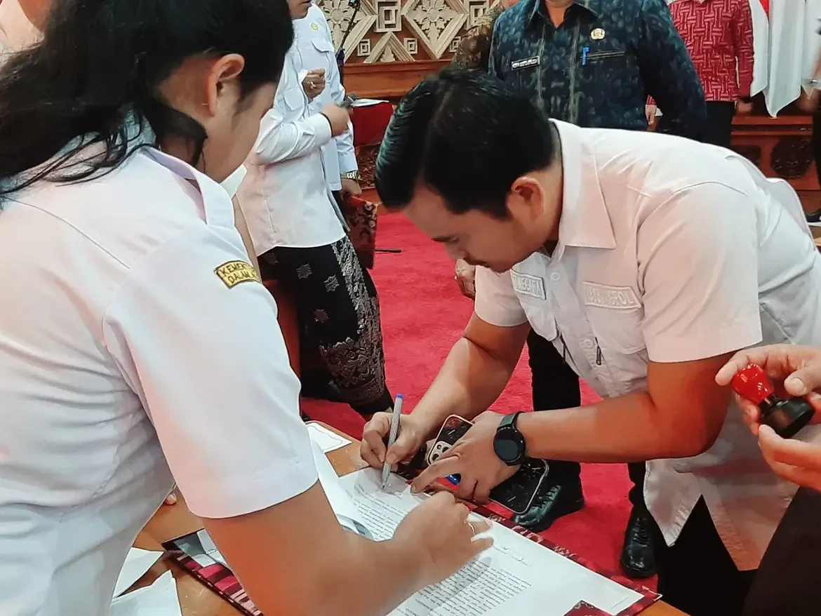 biro-pemerintahan-dan-kesejahteraan-rakyat-memfasilitasi-penandatanganan-naskah-nota-kesepahama-4.webp