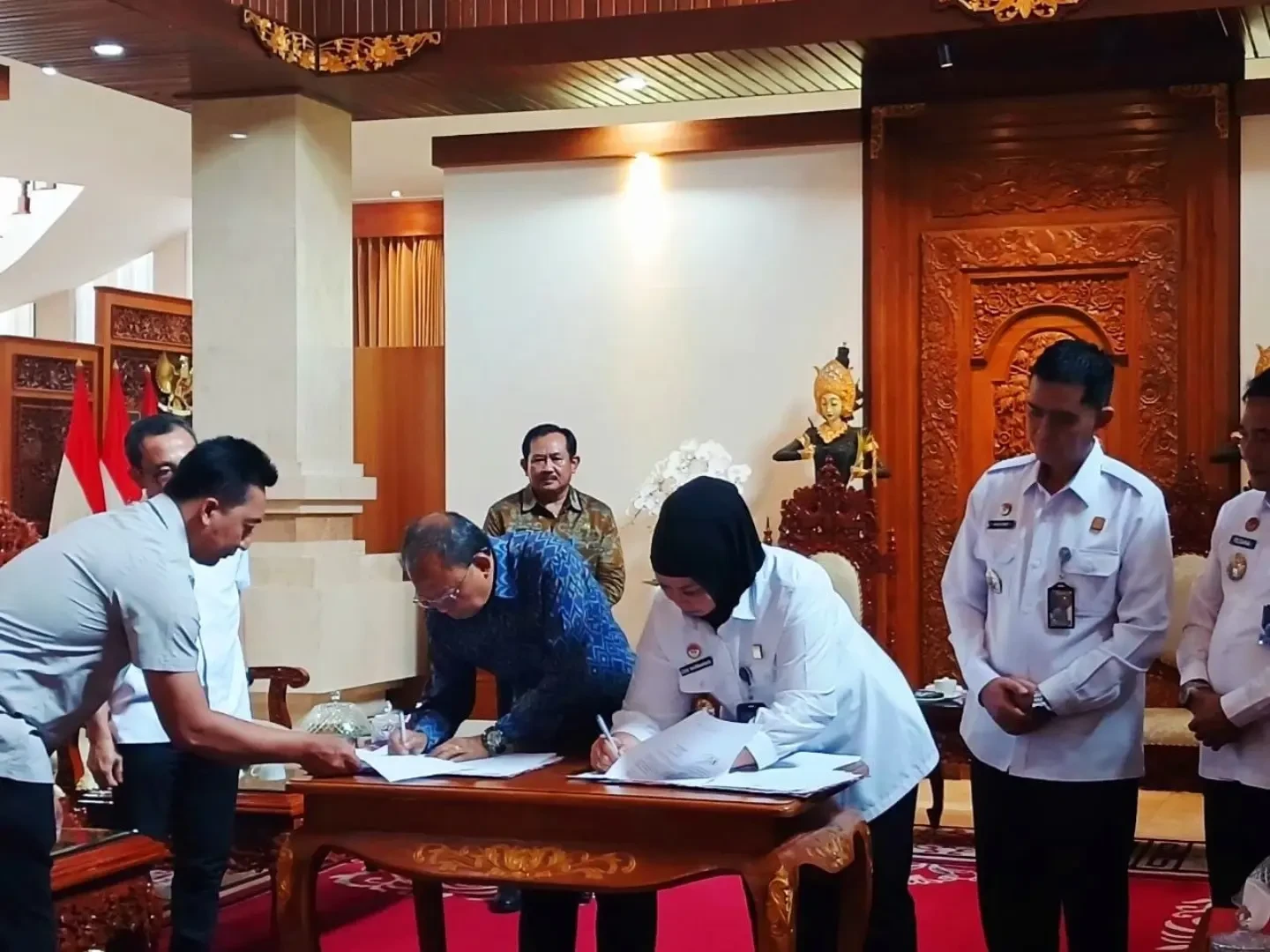 biro-pemerintahan-dan-kesejahteraan-rakyat-memfasilitasi-penandatanganan-naskah-nota-kesepakata-2.webp