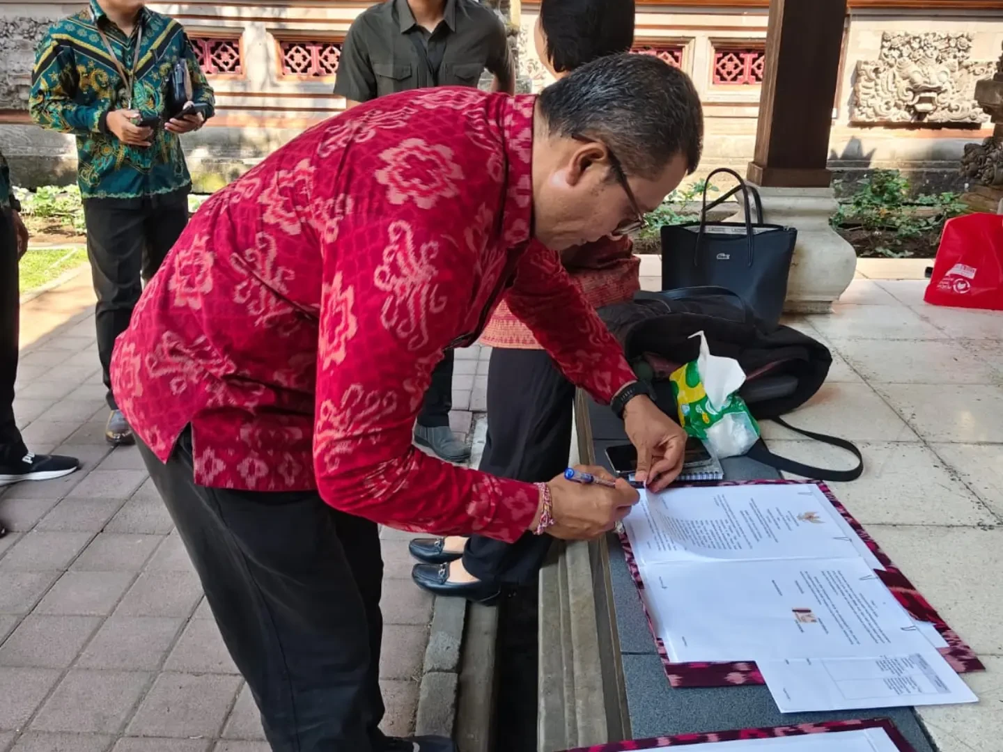biro-pemerintahan-dan-kesejahteraan-rakyat-memfasilitasi-penandatanganan-nota-kesepakatan-peny-5.webp