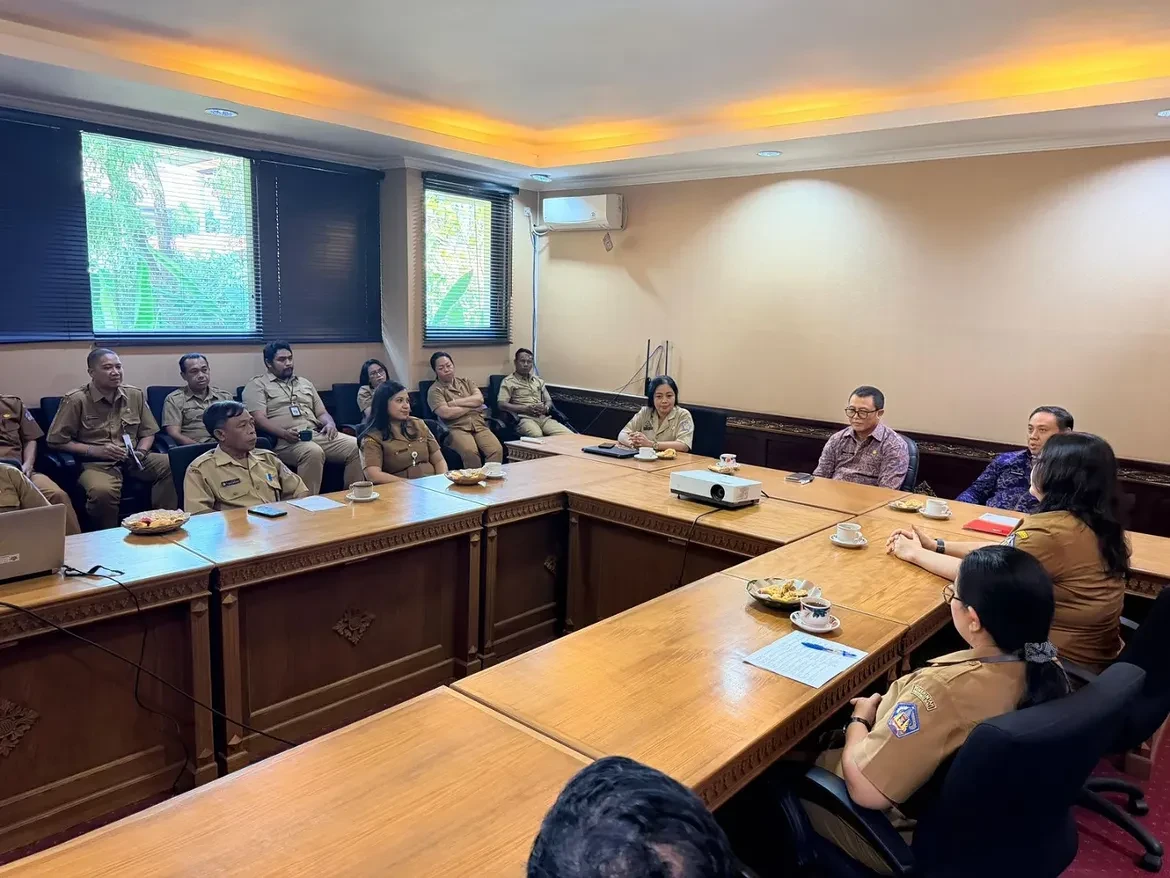 biro-pemerintahan-dan-kesejahteraan-rakyat-menerima-penyerahan-berita-acara-entry-meeting-dari-2.webp