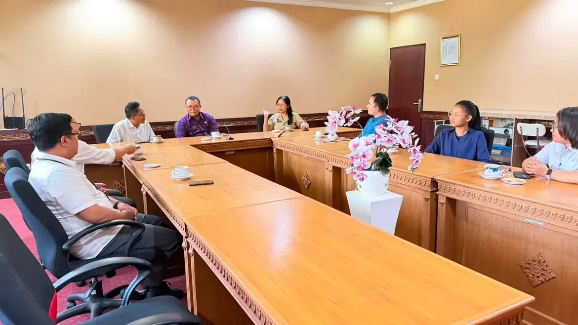 biro-pemerintahan-dan-kesejahteraan-rakyat-menerima-udiensi-fisipol-warmadewa-terkait-pelaksana-1.webp
