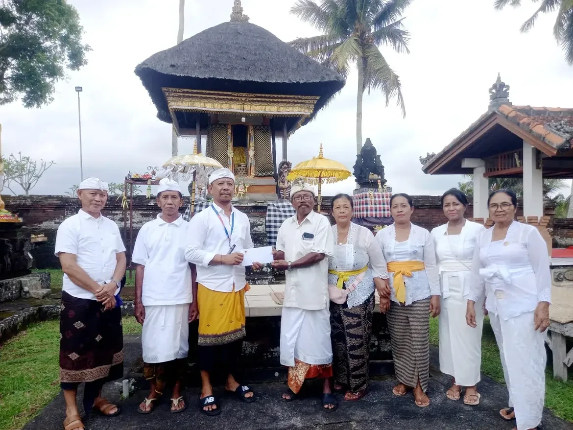 biro-pemerintahan-dan-kesejahteraan-rakyat-menghadiri-uleman-pujawali-di-pura-dalem-sidang-rapu-1.webp