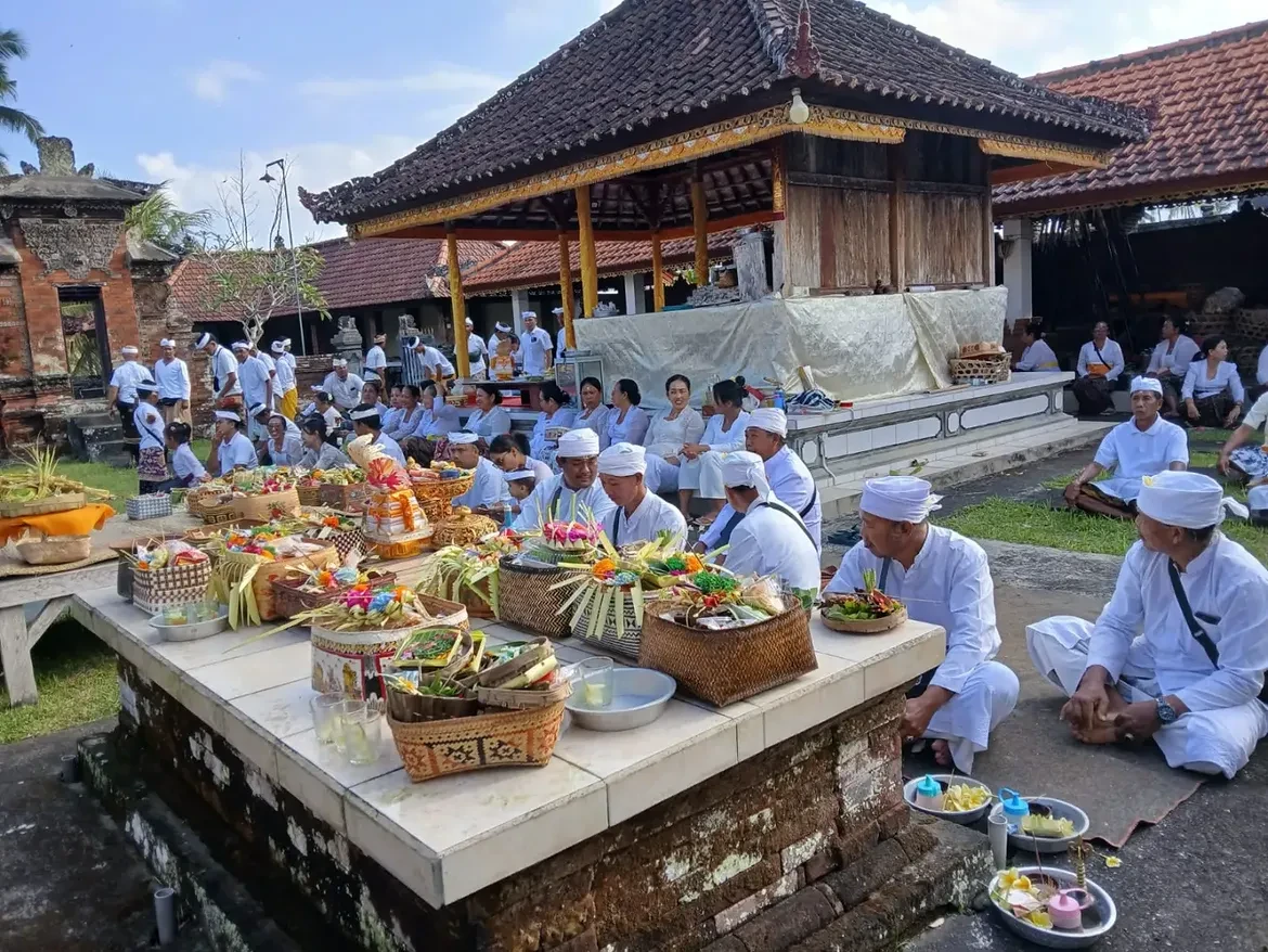 biro-pemerintahan-dan-kesejahteraan-rakyat-menghadiri-uleman-pujawali-di-pura-dalem-sidang-rapu-2.webp