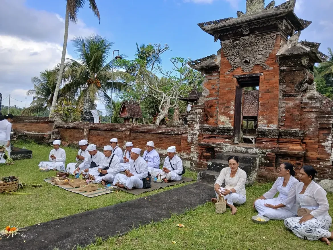 biro-pemerintahan-dan-kesejahteraan-rakyat-menghadiri-uleman-pujawali-di-pura-dalem-sidang-rapu-3.webp