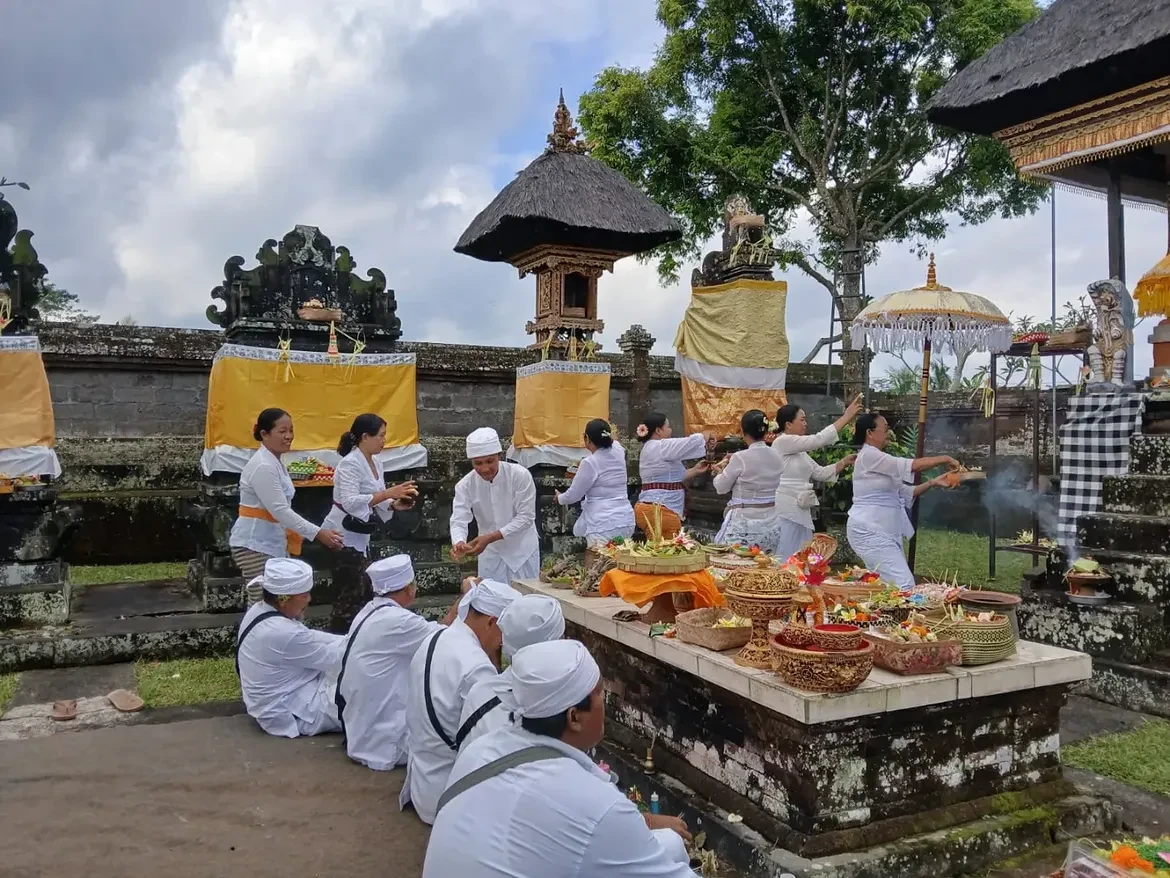 biro-pemerintahan-dan-kesejahteraan-rakyat-menghadiri-uleman-pujawali-di-pura-dalem-sidang-rapu-4.webp