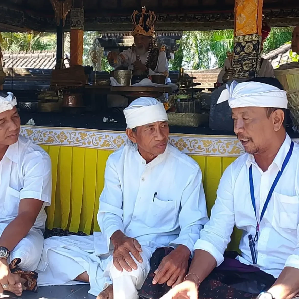 biro-pemerintahan-dan-kesejahteraan-rakyat-menghadiri-upacara-pujawali-di-pura-agung-blambangan-1.webp