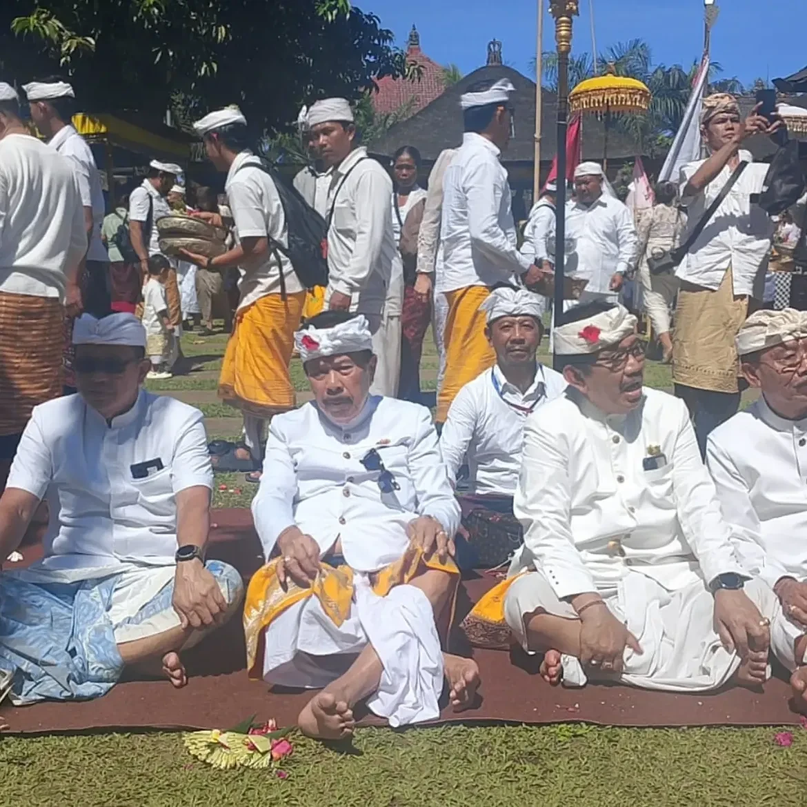 biro-pemerintahan-dan-kesejahteraan-rakyat-menghadiri-upacara-pujawali-di-pura-agung-blambangan-3.webp