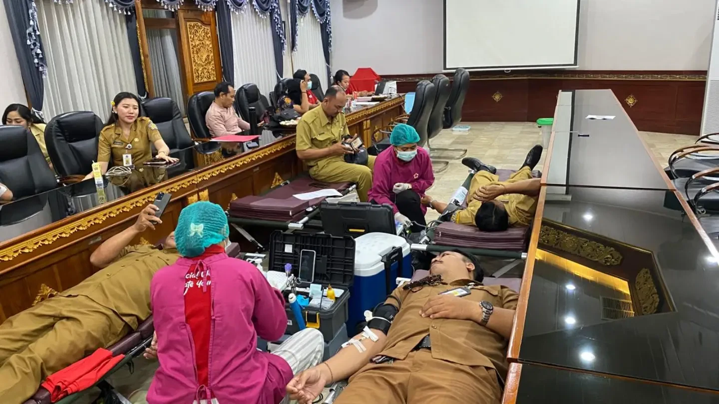 biro-pemerintahan-dan-kesejahteraan-rakyat-mengikuti-kegiatan-donor-darah-yang-diselenggarakan-1.webp