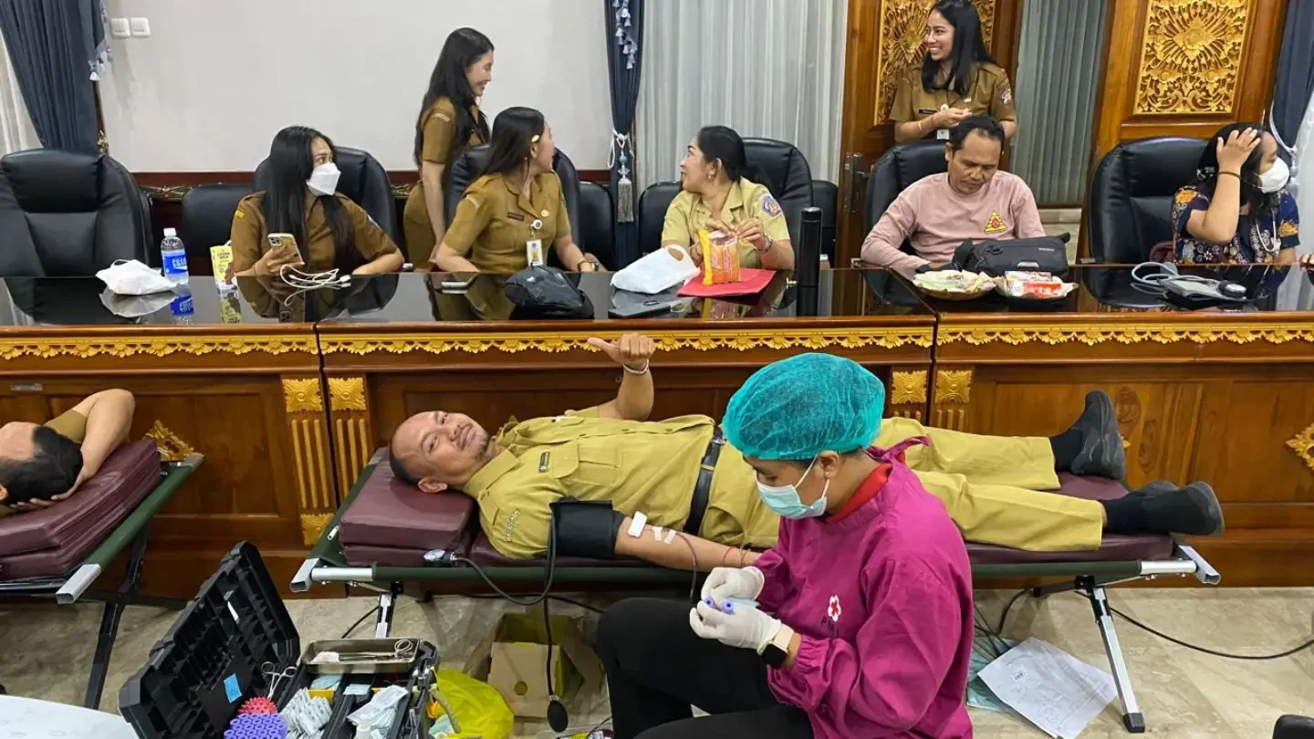 biro-pemerintahan-dan-kesejahteraan-rakyat-mengikuti-kegiatan-donor-darah-yang-diselenggarakan-2.webp