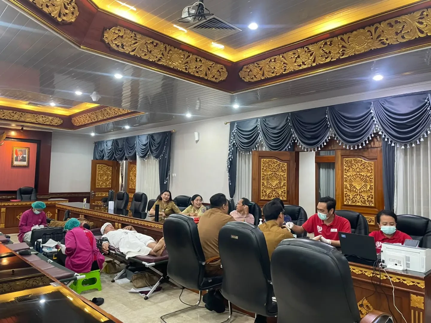 biro-pemerintahan-dan-kesejahteraan-rakyat-mengikuti-kegiatan-donor-darah-yang-diselenggarakan-3.webp