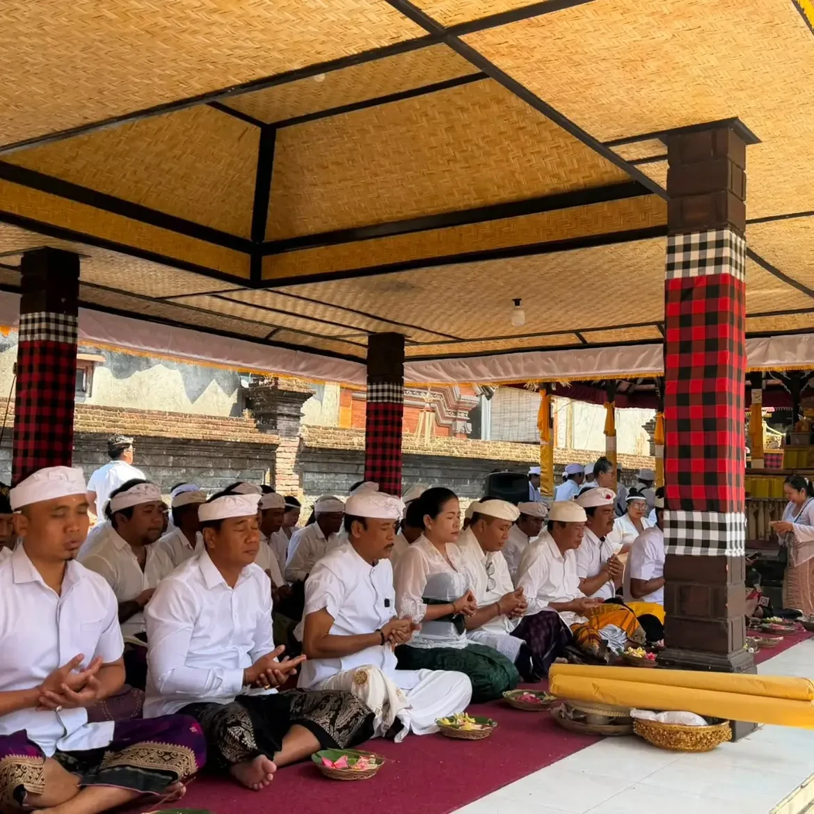 kepala-biro-pemerintahan-beserta-staf-menghadiri-uleman-upacara-karya-padudusan-panilapatian-l-1.webp