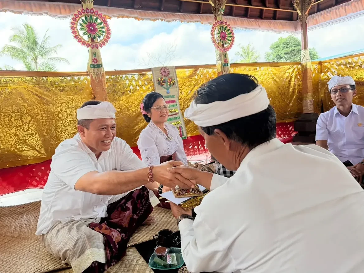 kepala-biro-pemerintahan-dan-kesejahteraan-rakyat-beserta-staf-menghadiri-uleman-upacara-pujawa-1.webp