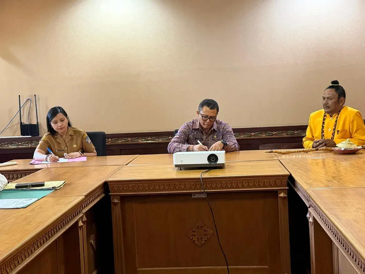 kepala-biro-pemerintahan-dan-kesejahteraan-rakyat-didampingi-kepala-bagian-kesejahteraan-rakyat-1.webp