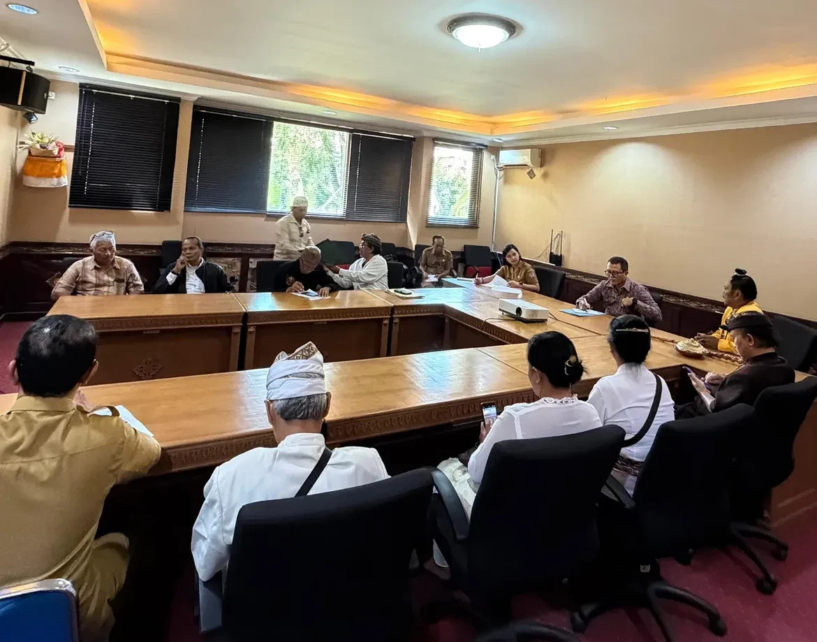 kepala-biro-pemerintahan-dan-kesejahteraan-rakyat-didampingi-kepala-bagian-kesejahteraan-rakyat-2.webp