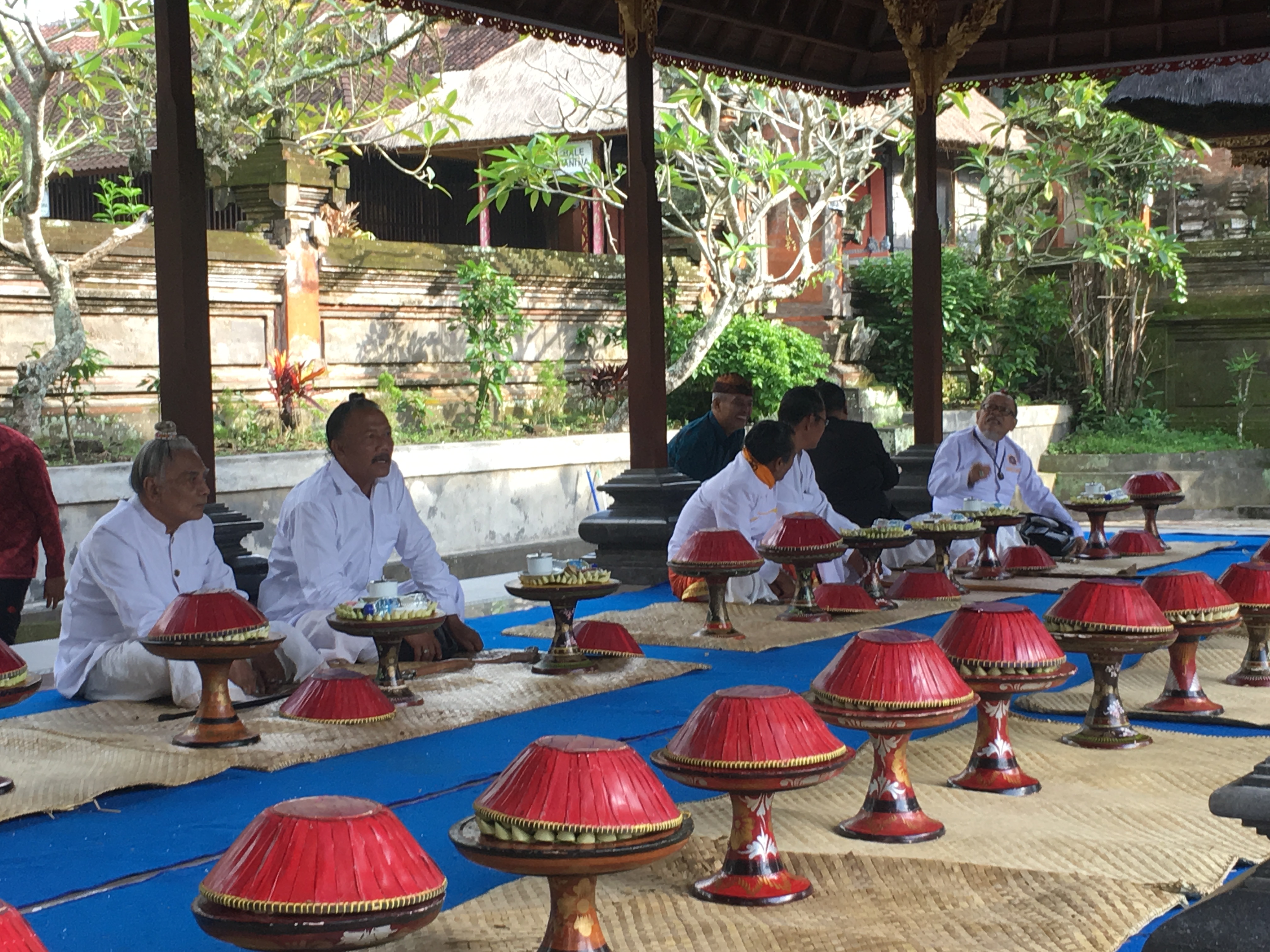 Membantu Pembagian Konsumsi di Pura Samuan Tiga