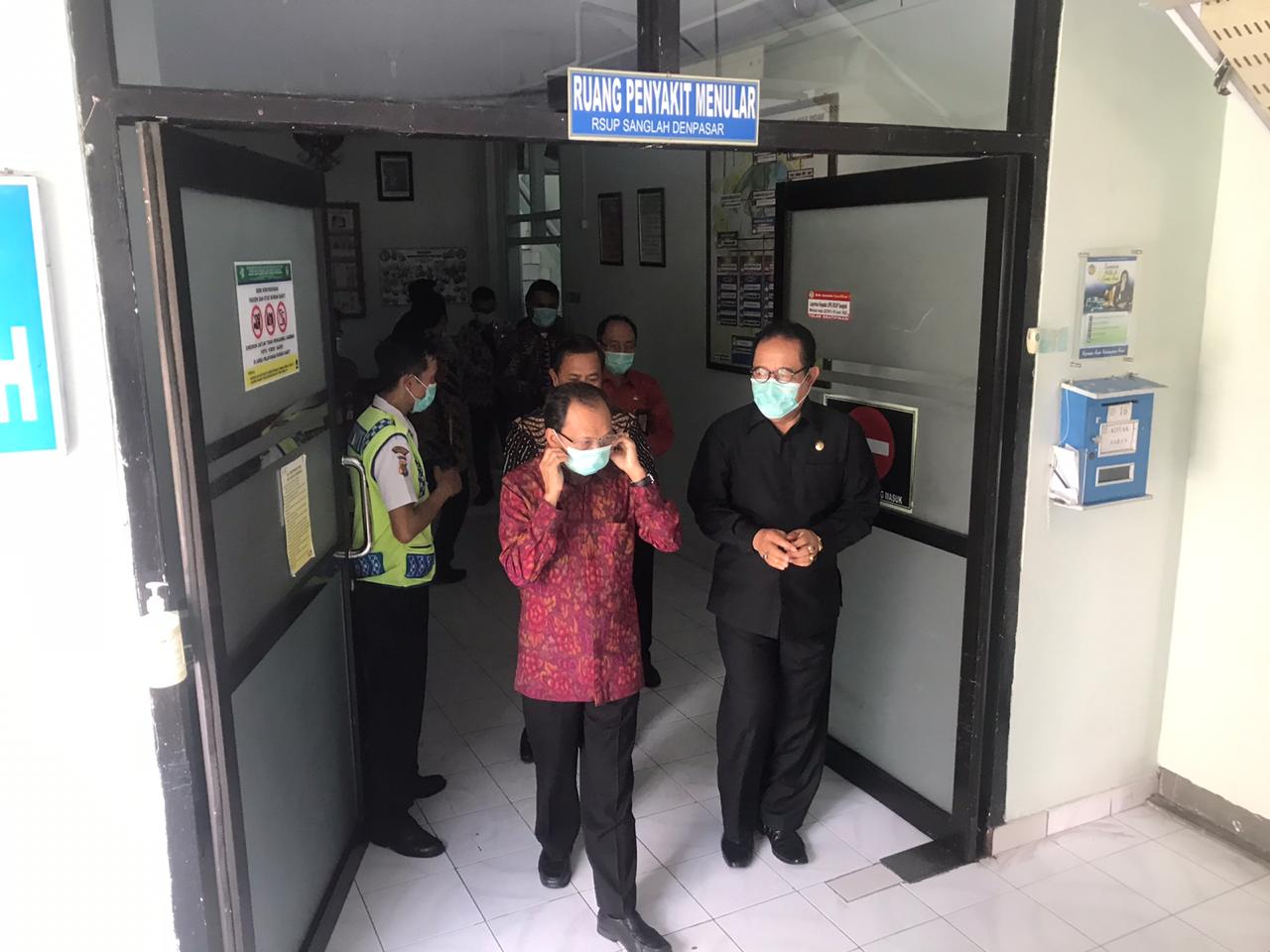 Gubernur dan Wakil Gubernur Bali meninjau kesiap siagaan menghadapi virus corona