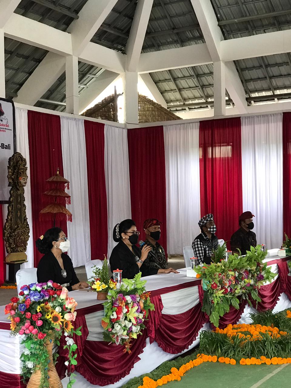 Atensi Kegiatan Ibu Putri Koster dalam rangka menghadiri Pelatihan Busana Adat Bali