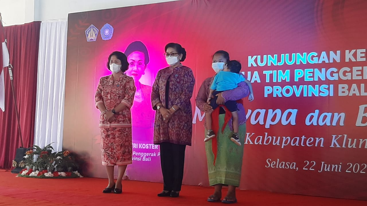 Atensi Kegiatan Ibu Putri Koster pada Acara Kunjungan Kerja Ketua Tim Penggerak PKK Provinsi Bali "Menyapa dan Berbagi"