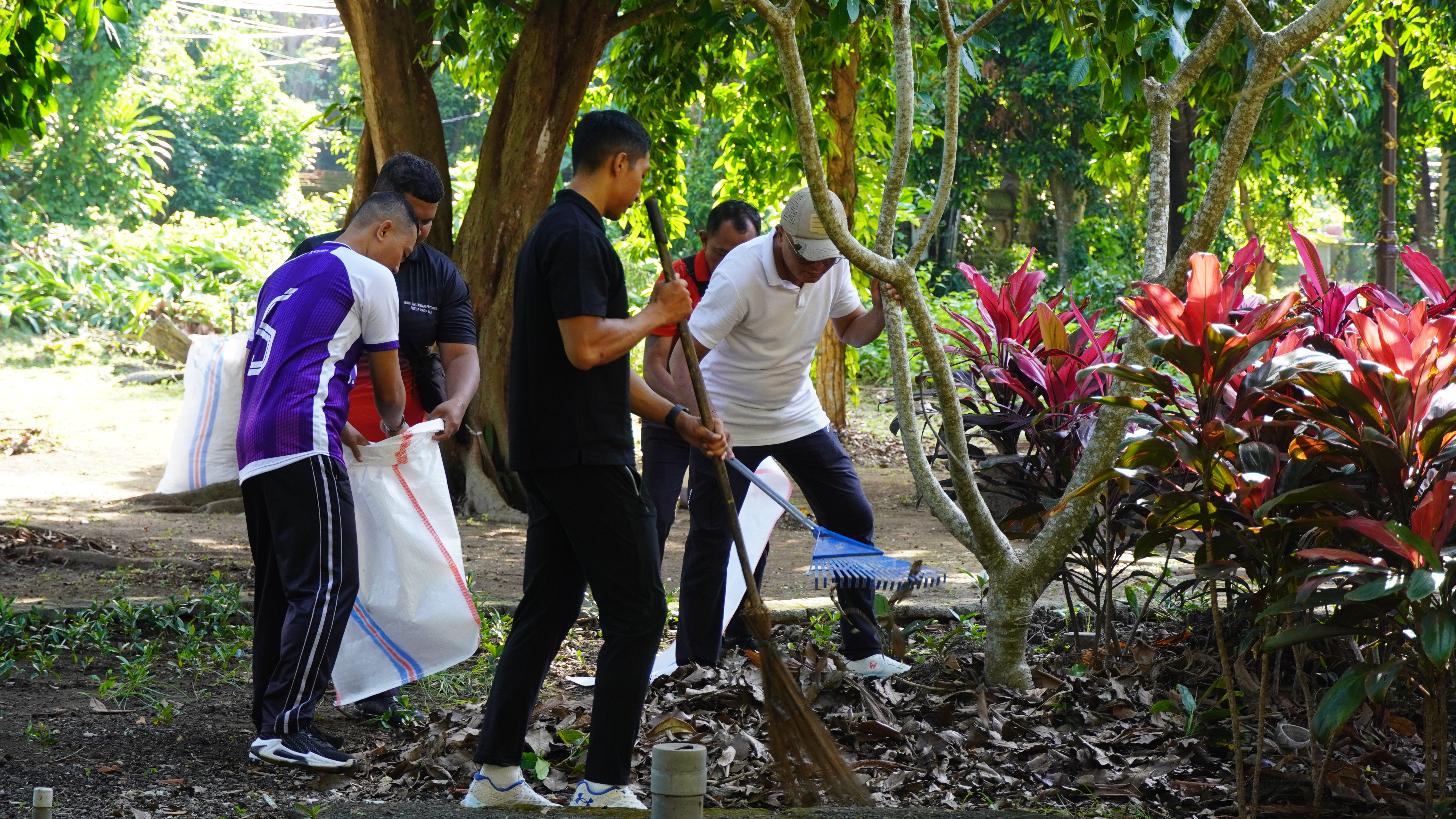 Biro Umum Setda Provinsi Bali Gelar Aksi Bersih-Bersih dalam World Cleanup Day 2025