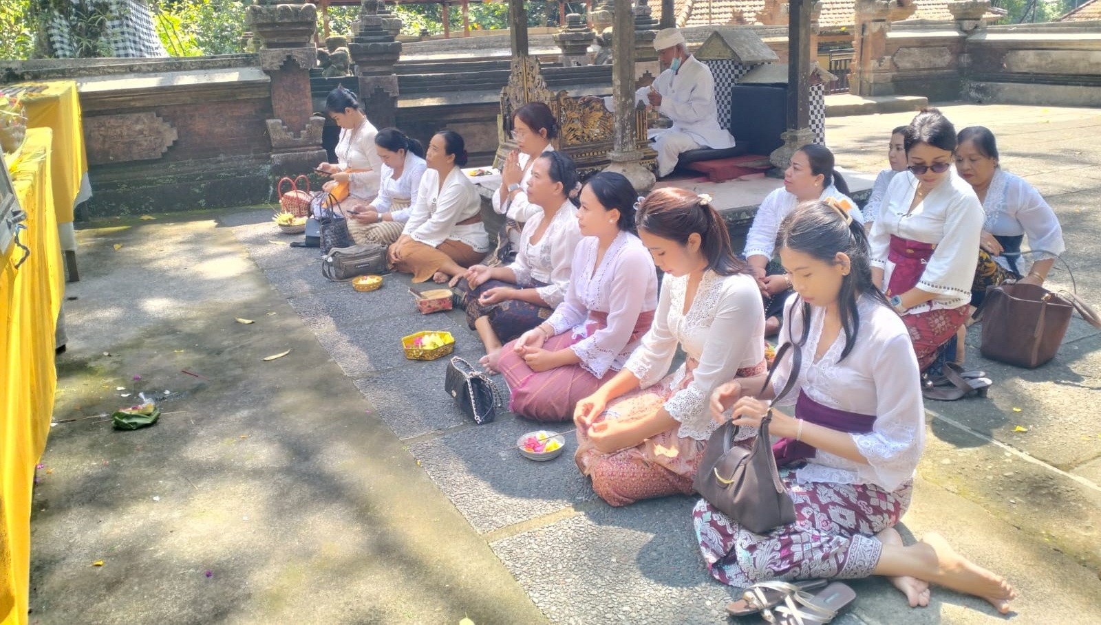 Dharma Wanita Persatuan (DWP) Badan Kepegawaian dan Pengembangan Sumber Daya Manusia Provinsi Bali melaksanakan kegiatan tirta yatra.