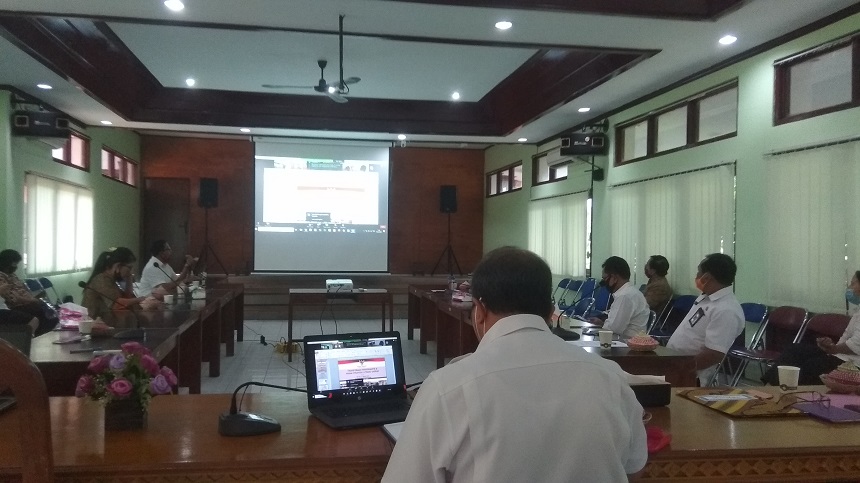 MENGIKUTI RAKORNAS KELITBANGAN BADAN PENELITIAN DAN PENGEMBANGAN KEMENDAGRI MELALUI APLIKASI ZOOM