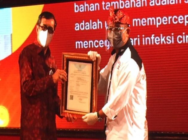 PENYERAHAN SERTIFIKAT KEKAYAAN INTELEKTUAL (KI) OLEH KEMENKUMHAM KEPADA PEMERINTAH PROVINSI BALI