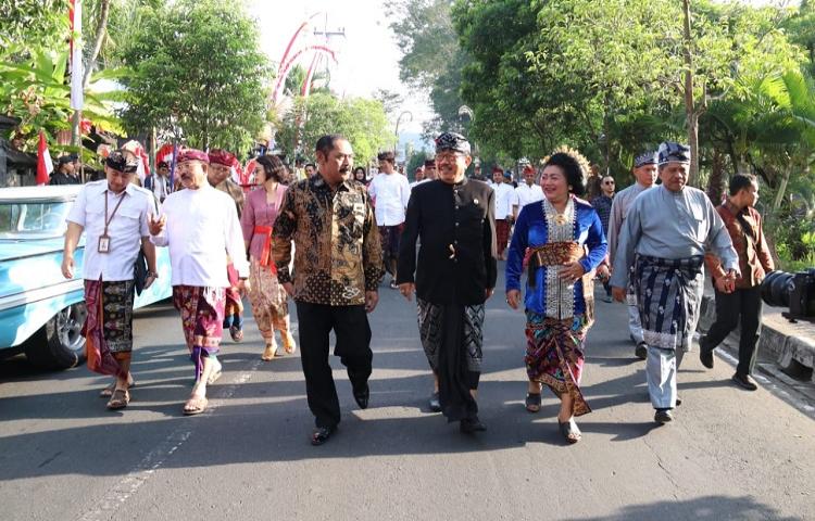 Pimpin Upacara HUT Kota Amlapura, Wagub Cok Ace Ajak Gelorakan Semangat Menyama Braya