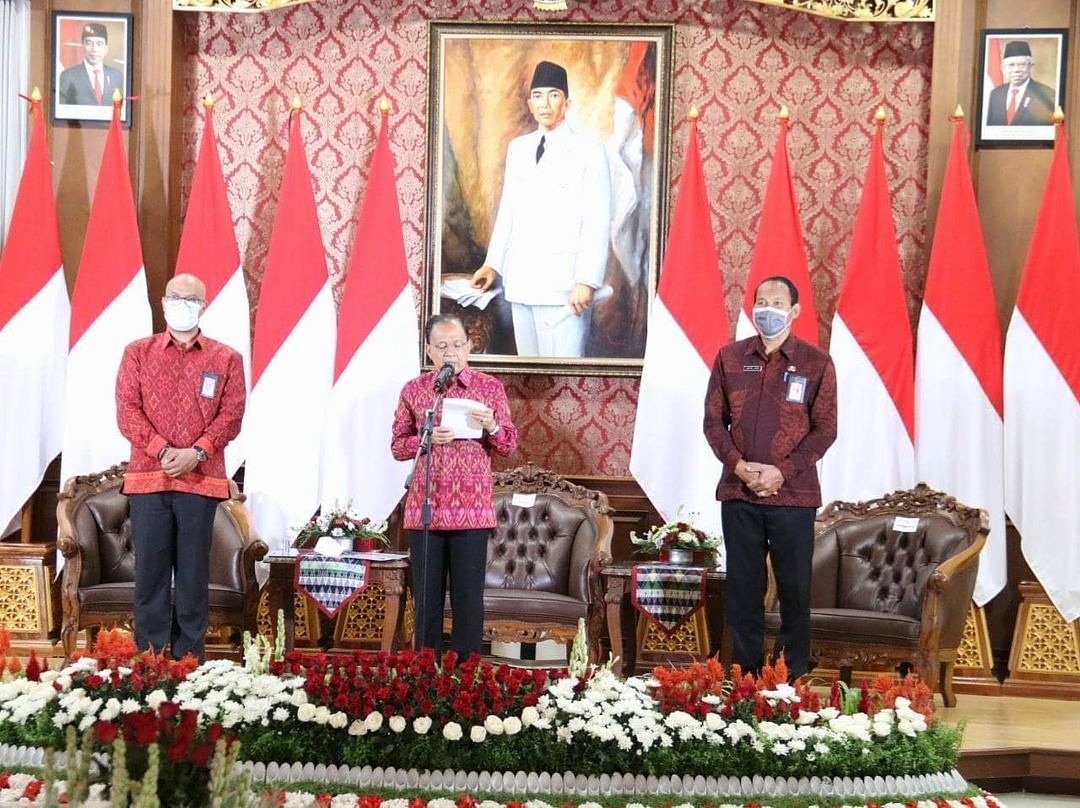 Gubernur Koster Resmi Berlakukan Penggunaan Pakaian Berbahan Kain Tenun Endek Bali Setiap Hari Selasa.