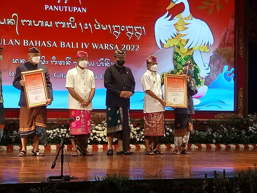 Gubernur Resmi Tutup Bulan Bahasa Bali IV Made Degung dan Nengah Medera Terima Kerthi Nugraha  Mahotama