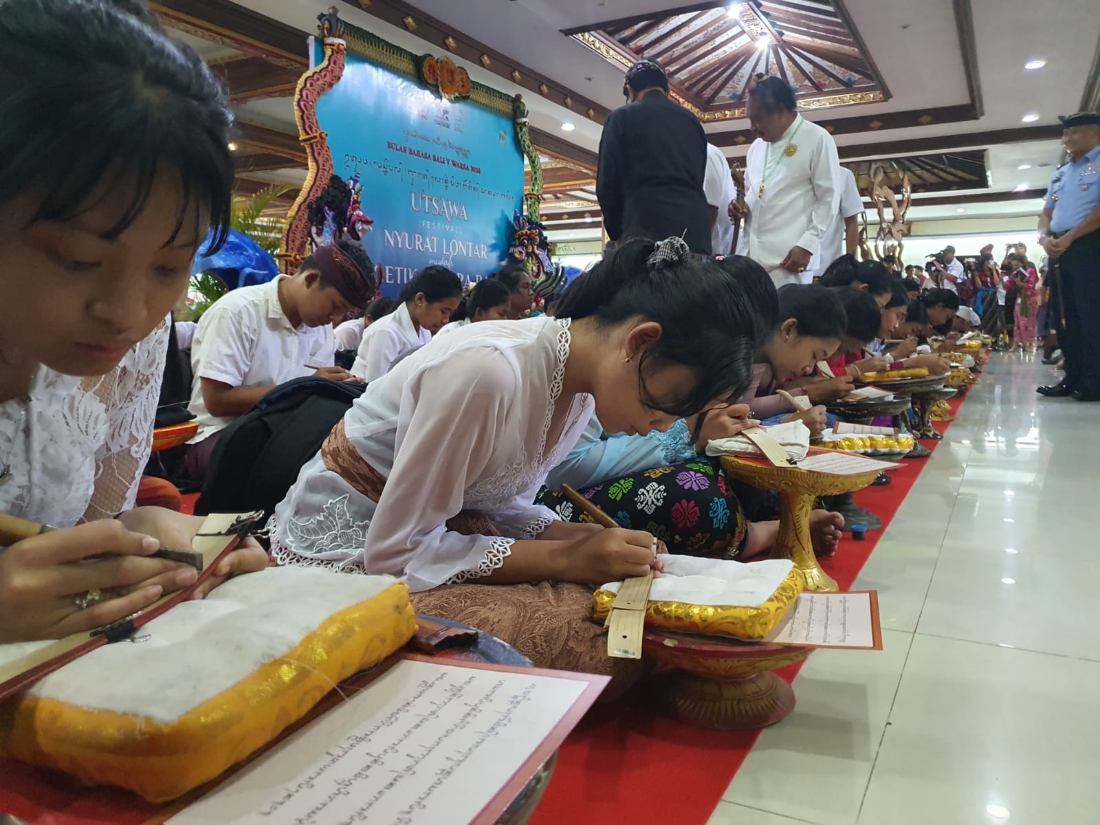 Ratusan Pelajar Ikut Nyurat Lontar dan Ngetik Aksara Bali