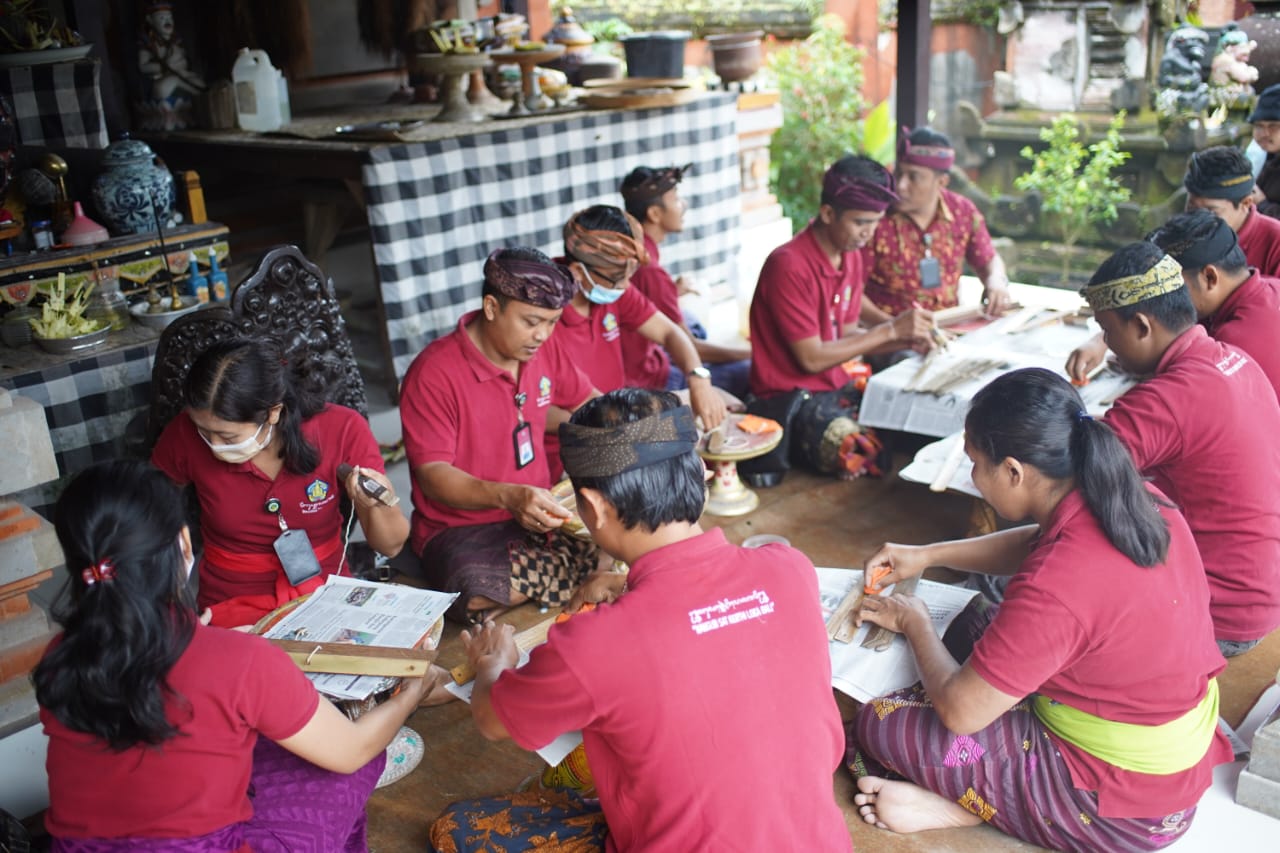 Penyuluh Bahasa Bali Konservasi Lontar Milik Puri Sunia Carangsari