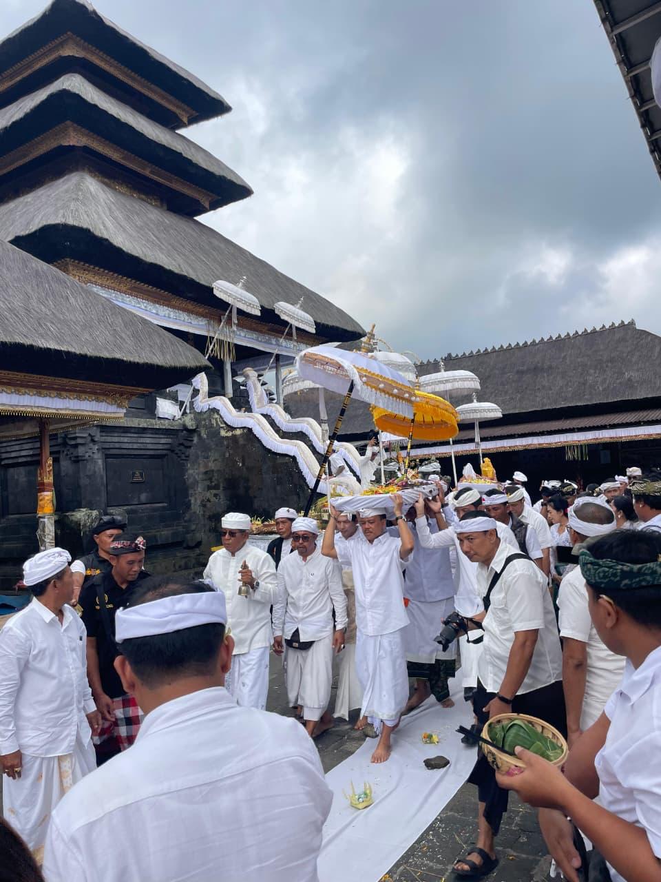 Jajaran Pemprov Bali Mengadiri Acara Nedunang Ida Bhatara di Pura Penataran Agung Besakih