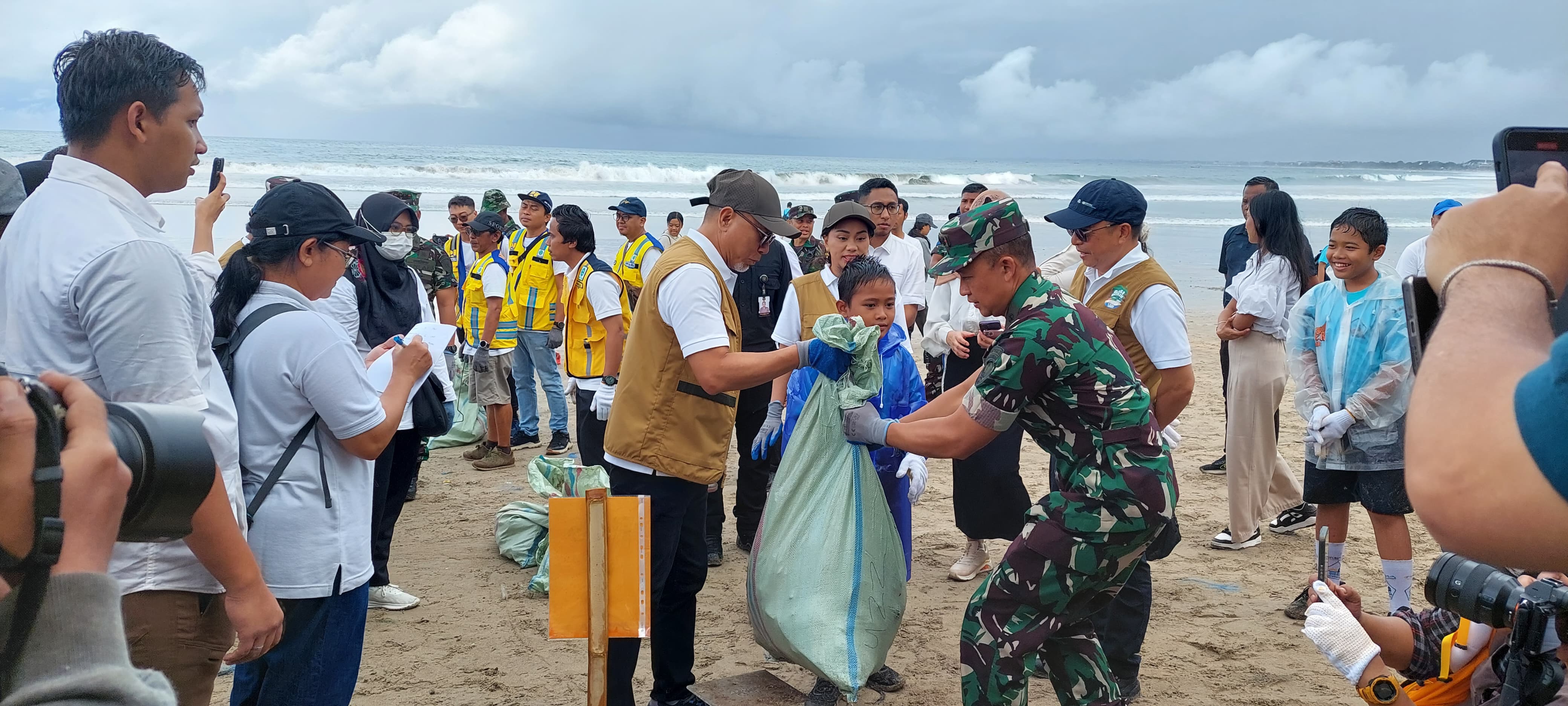 Aksi Bersih Sampah Laut di Awal Tahun 2025