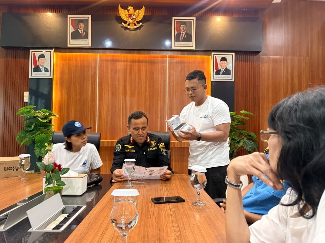 DKP Bali Serahkan Bantuan VMS ALON kepada Nelayan Pengambengan untuk Dukung Keselamatan dan Ketertelusuran Perikanan