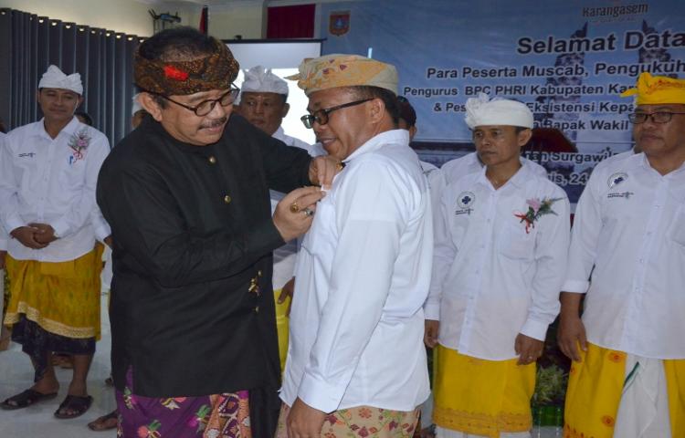 Lantik Pengurus PHRI Karangasem, Wagub Bali Minta Pariwisata Bali Serius Garap Wisatawan Milenial
