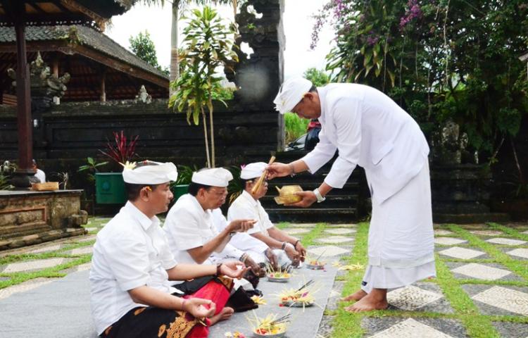Memohon Kesejahteraan Masyarakat Bali, Gubernur Koster Tirta Yatra Ke Sejumlah Pura Di Areal Pura Agung Besakih