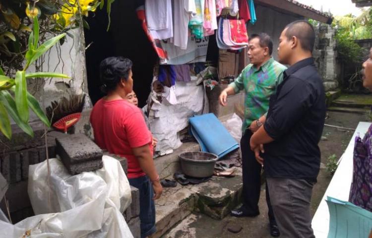 Dinas Sosial Provinsi Bali Bantu Rehab Rumah Mangku Dewa Made Kerta Samplangan Gianyar