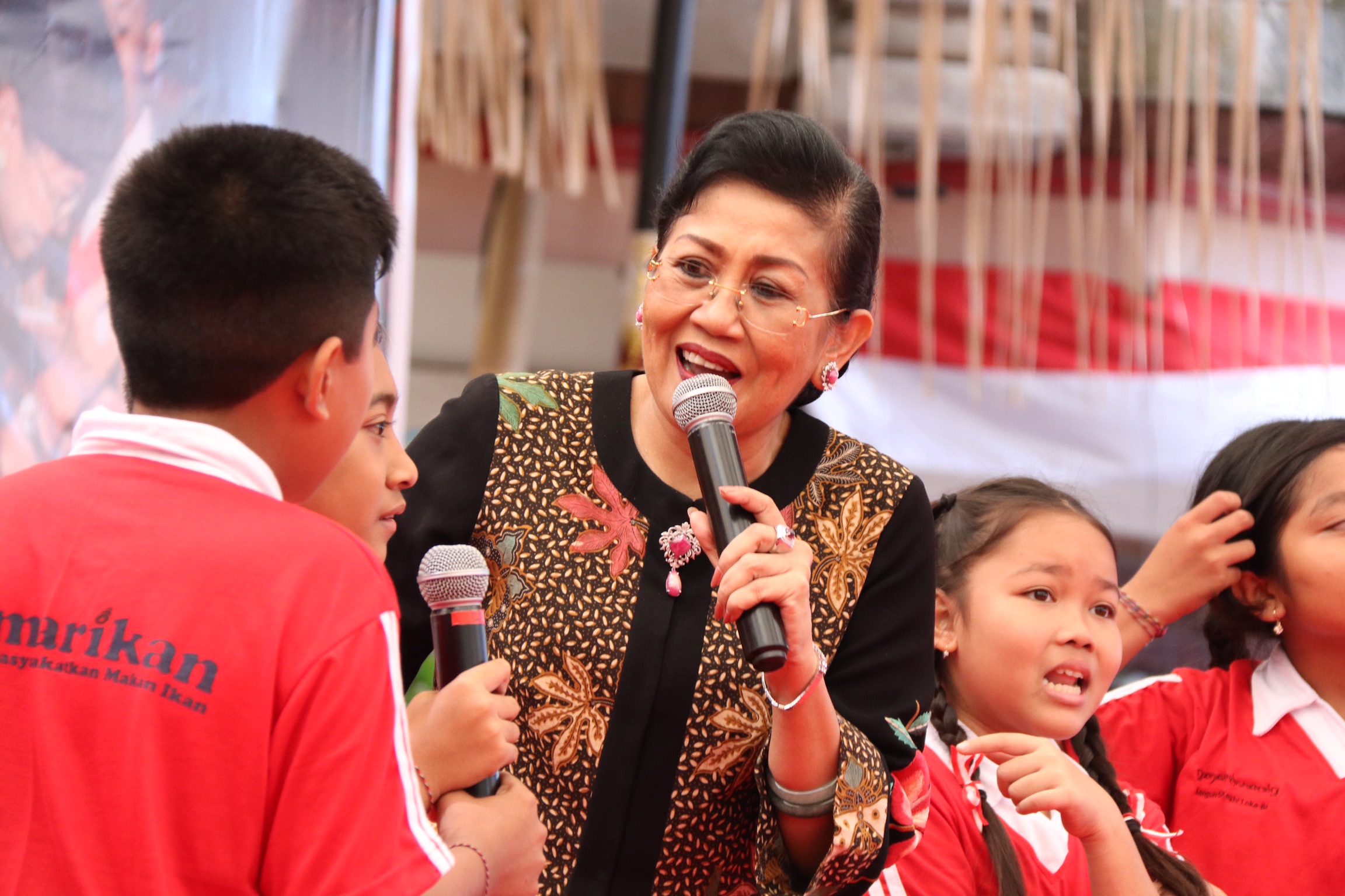 Ny. Putri Koster Mengajak Anak-Anak Gemar Makan Ikan