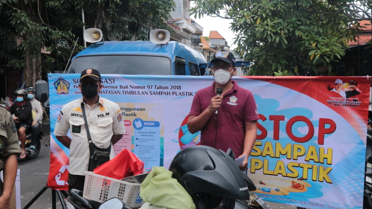 Sosialisasi Pembatasan Timbulan Sampah Plastik Sekali Pakai di Pasar Wangaya