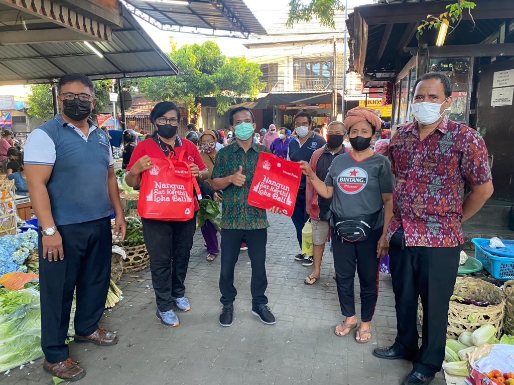 Kunjungi Pasar Sanglah, Diskominfos Bali dan Smartfren Ajak Masyarakat Kurangi Penggunaan Plastik Sekali Pakai
