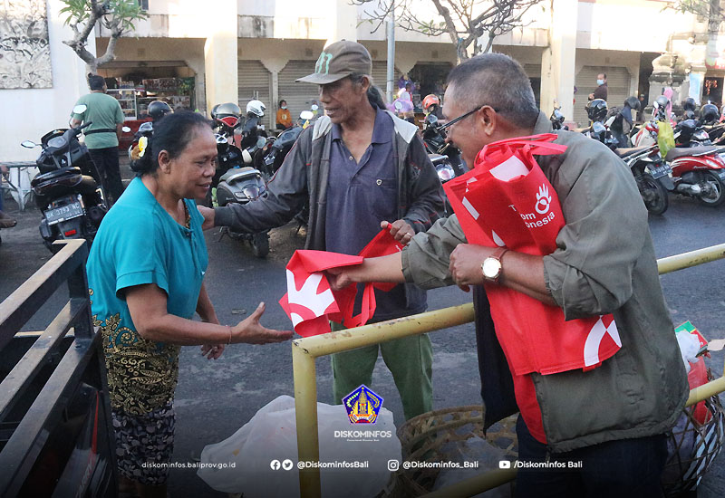 Lanjutkan Sosialisasi Pembatasan Timbulan Sampah Plastik Sekali Pakai, Diskominfos Bali Kunjungi Pasar Galiran, Klungkung