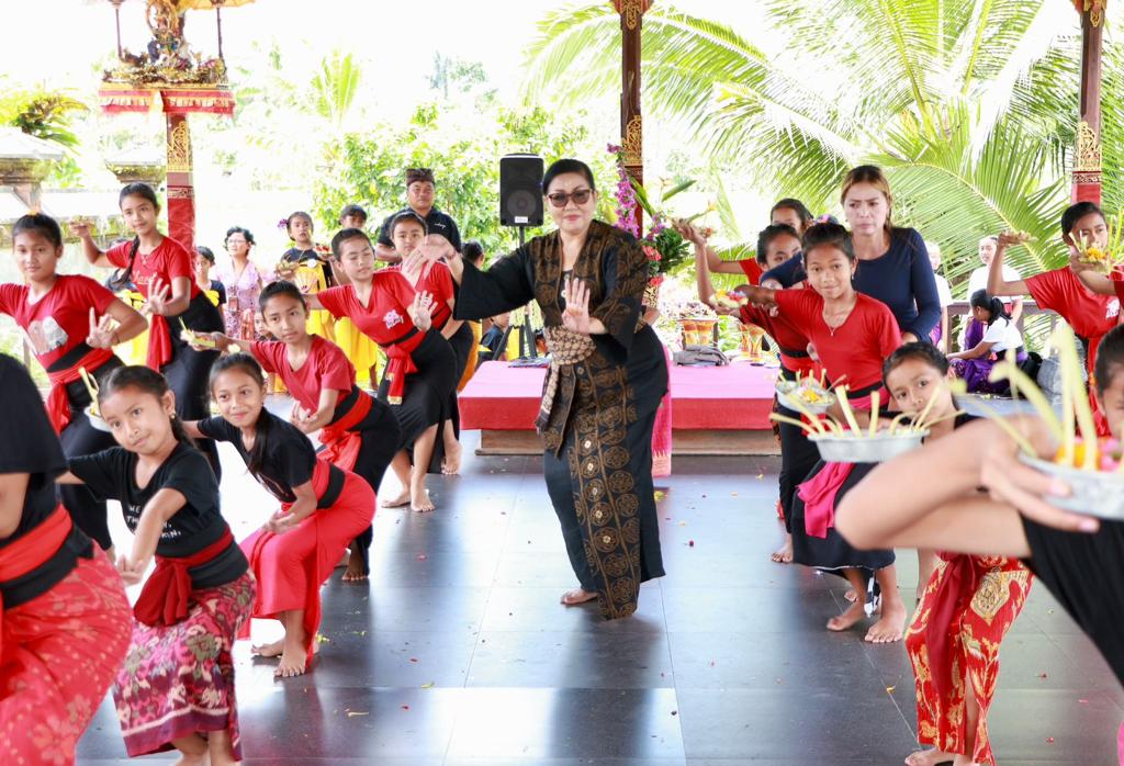 Kunjungi Yayasan Bali Kuna Santi, Ny. Putri Koster Semangati Anak-Anak dalam Berkesenian