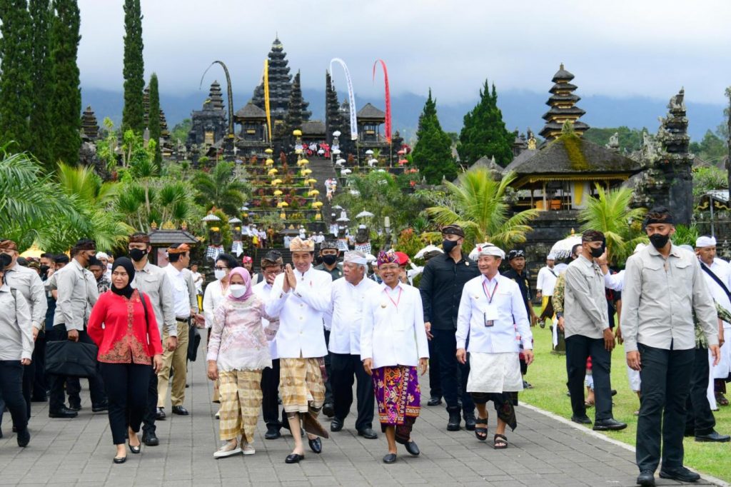 Presiden Joko Widodo Didampingi Gubernur Wayan Koster Meresmikan Fasilitas Kawasan Suci Pura Agung Besakih