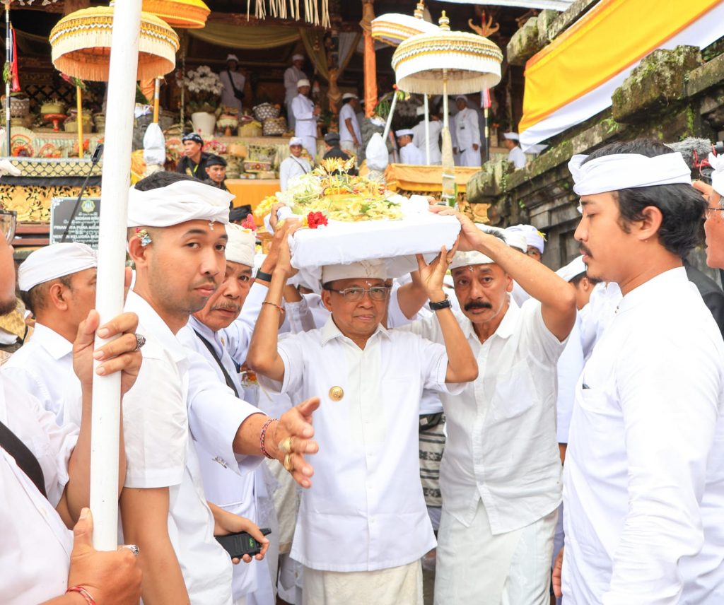 Gubernur Bali Melaksanakan Persembahyangan Puncak Karya Ida Bhatara Turun Kabeh di Pura Agung Besakih