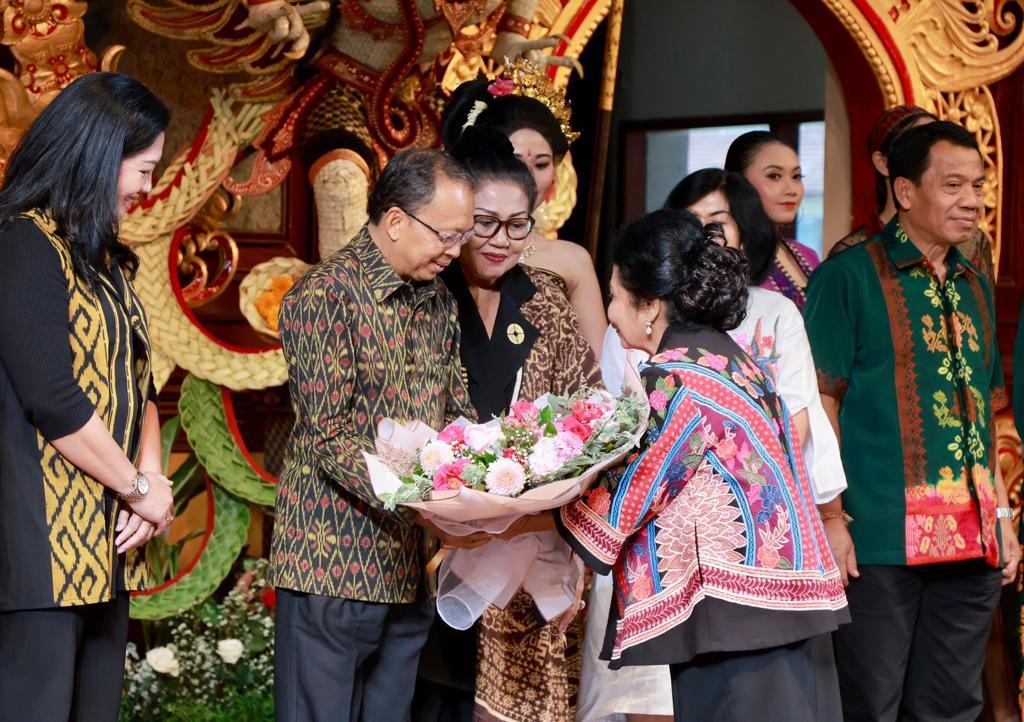 Pengrajin Tenun Tersenyum, Ratusan Pakaian Berbahan Tenun Terjual di Pameran IKM Bali Bangkit
